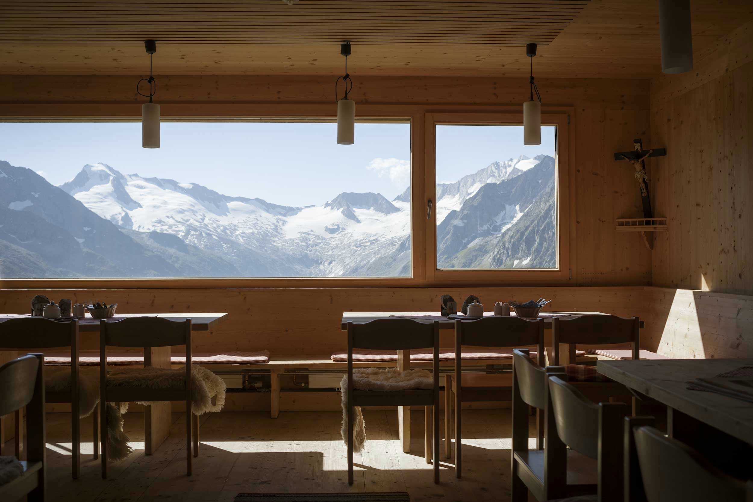 Tirol, waar culinair genot zich naast jou in de Alpentoppen nestelt. Tirol, voor jou, altijd.