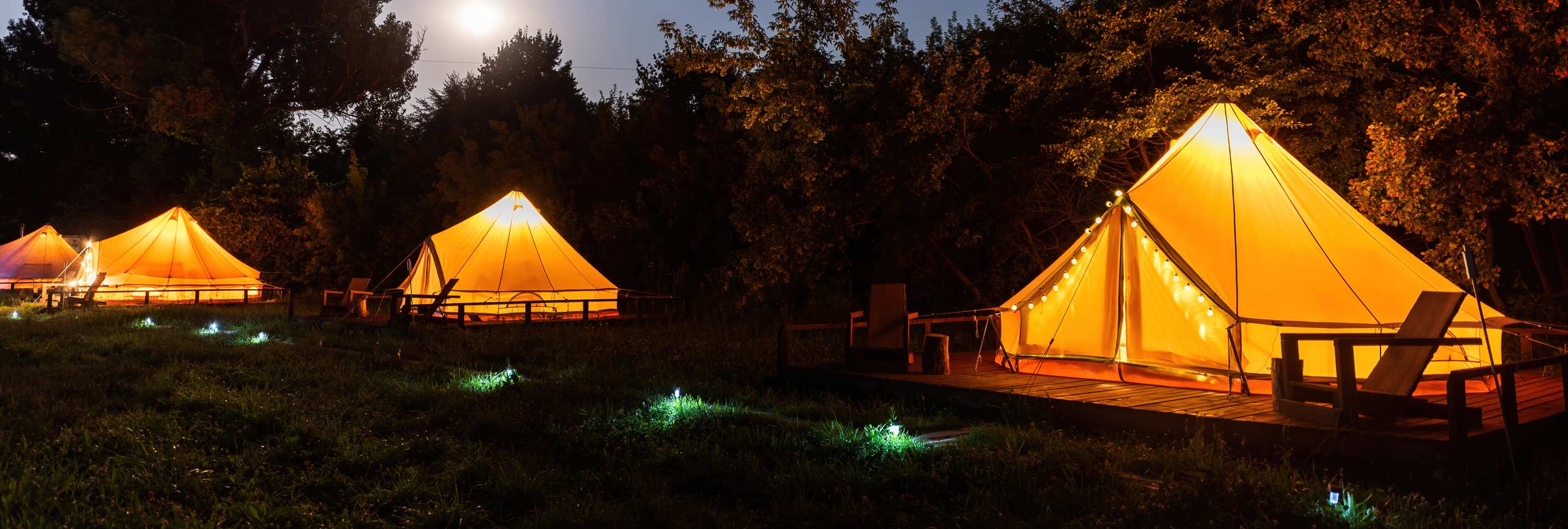 Huur een stijlvolle partytent voor glamping en kamperen in eigen tuin.