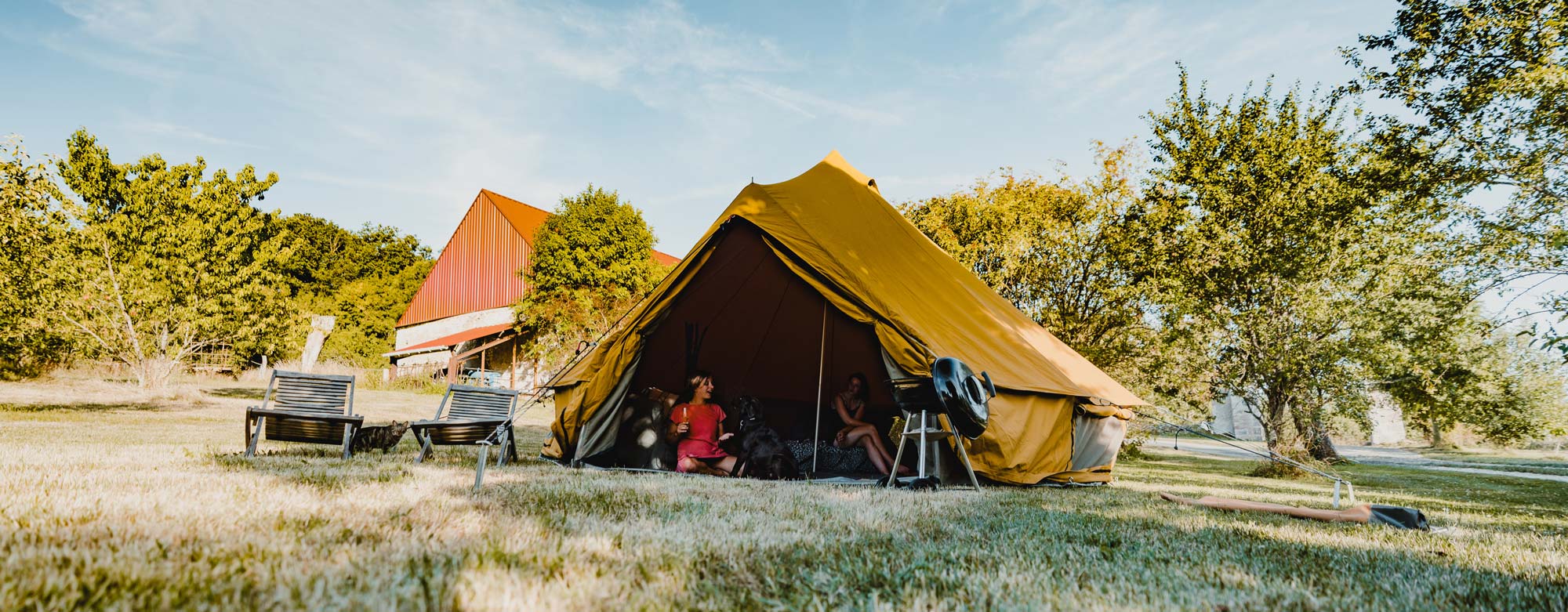 Huur een partytent voor glamping en kamperen in eigen tuin.