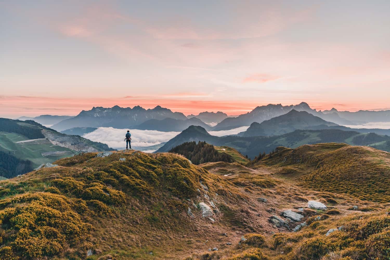 Naar de bergen in de zomer: zo mooi is een zonsopgang in Saalbach in Oostenrijk