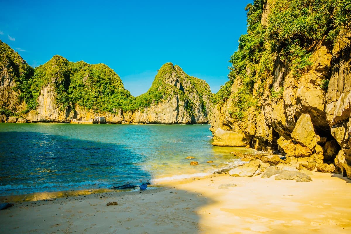 Halong Bay boat tour