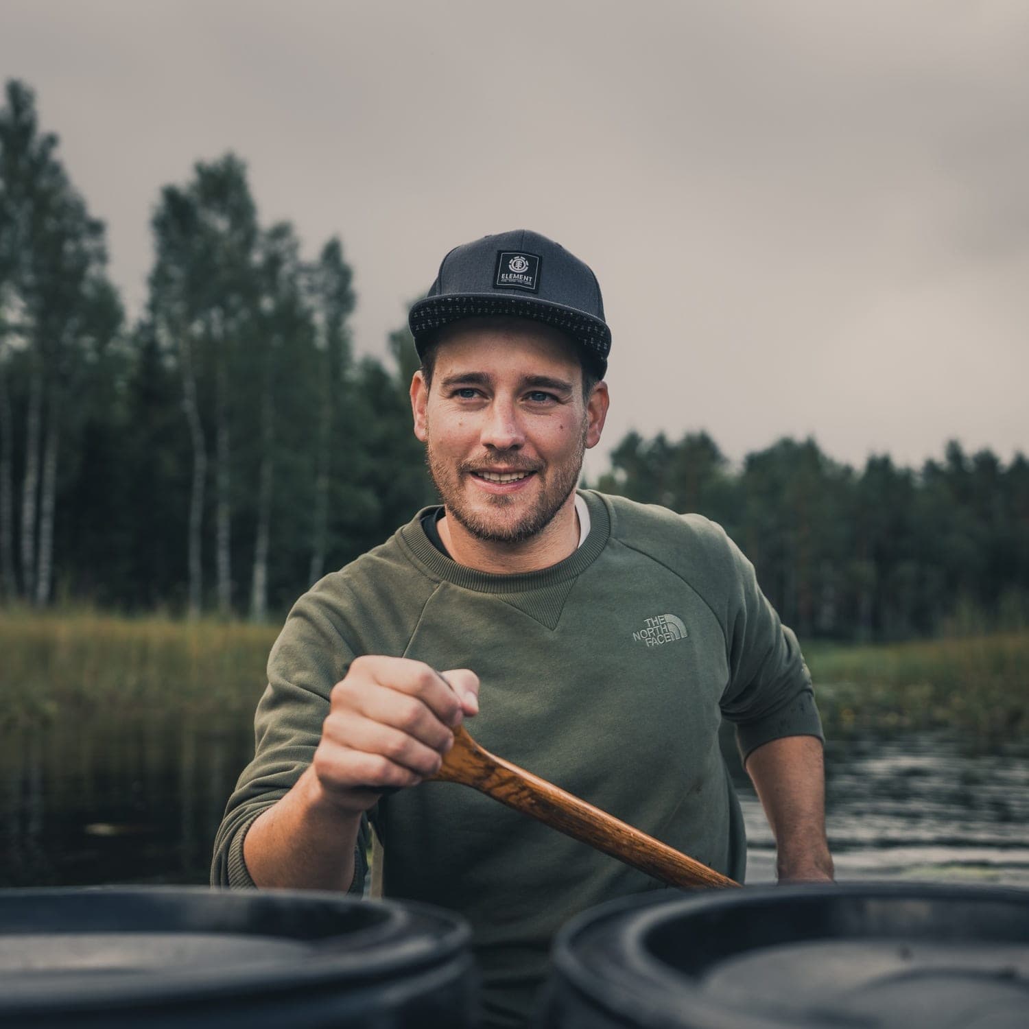 een kanotocht maken door zweden