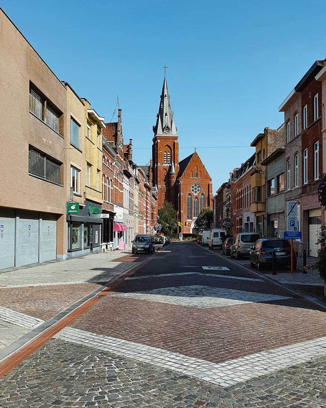 Ronse kerk straatbeeld huizen