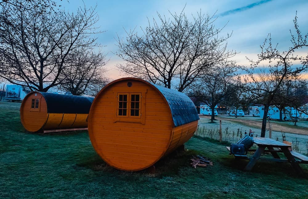 slapen in een wijnvat