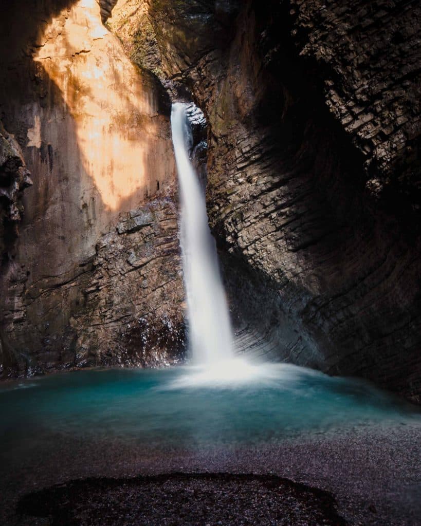 De waterval van Kozjak bereik je na een korte maar mooie wandeling