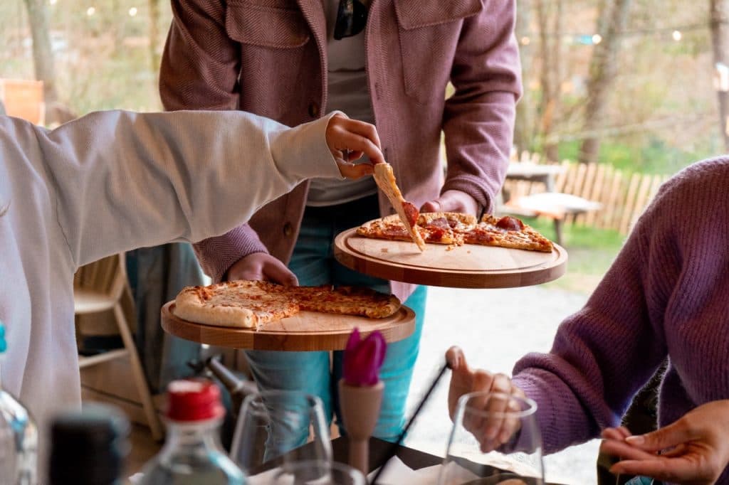 Homemade pizza in de huiskamer op het kampeerterrein in de Ardennen.
