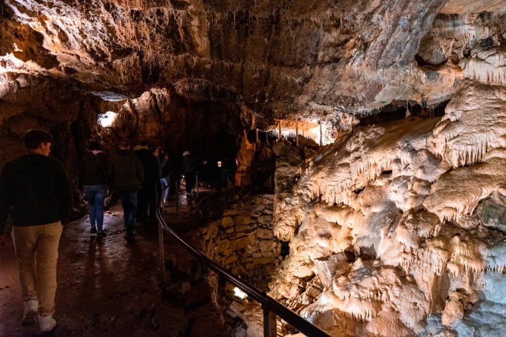 Rondleiding in de Grotten van Hotton.