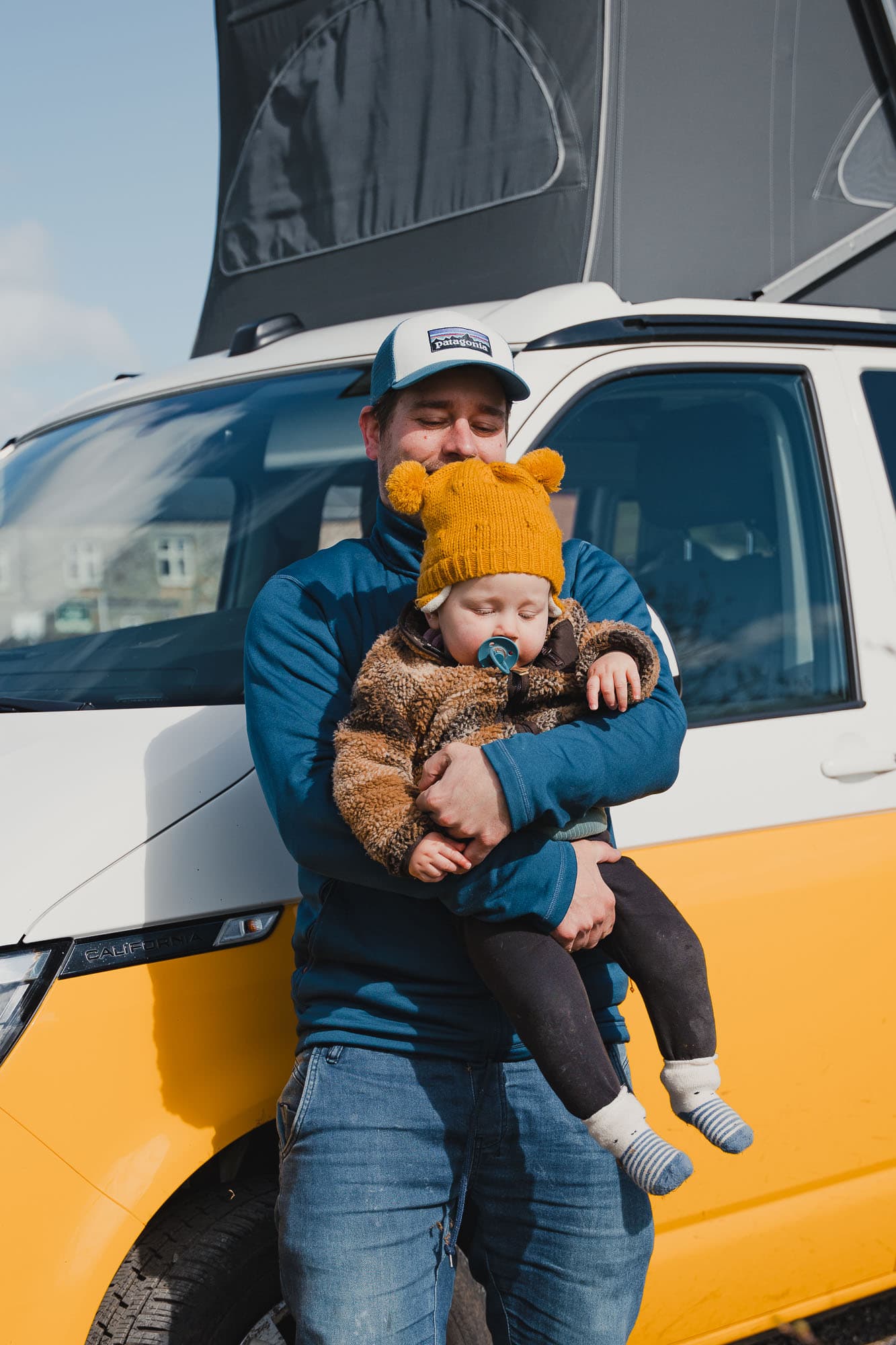 met een baby in een vw busje