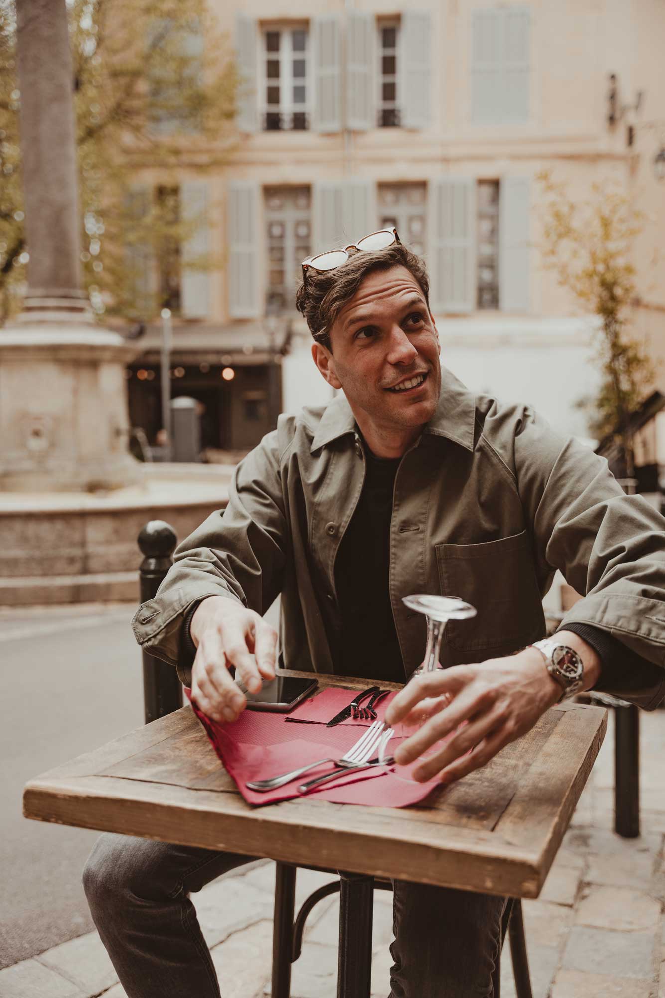 jens drinkt rose in provence