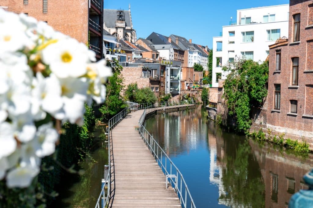 Het Dijlepad over het water op een zonnige zomerdag in Mechelen.