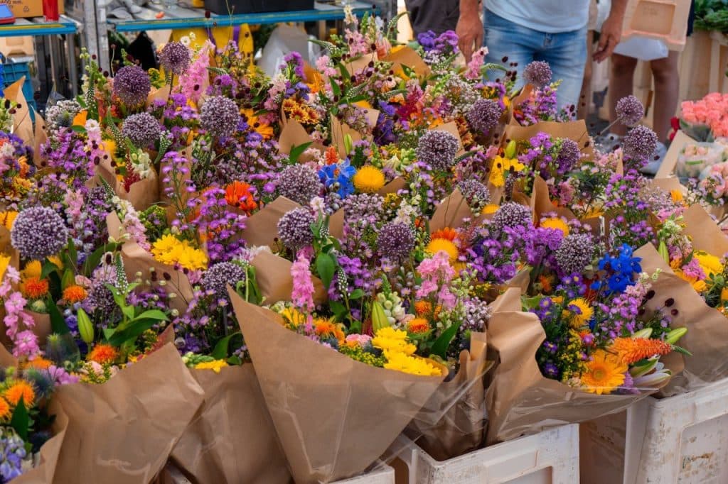 Geurige bloemen op de bruisende zaterdagse markt in Mechelen.