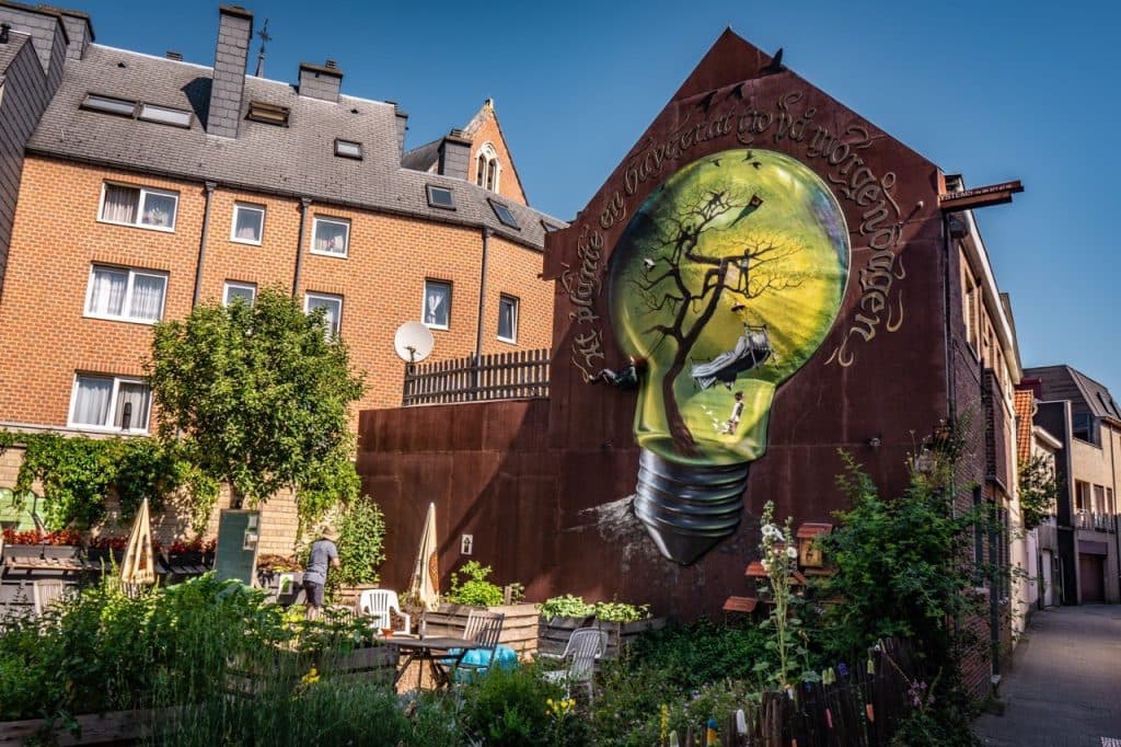 Een volkstuintje meet gevelschildering in de zijstraten van Mechelen.