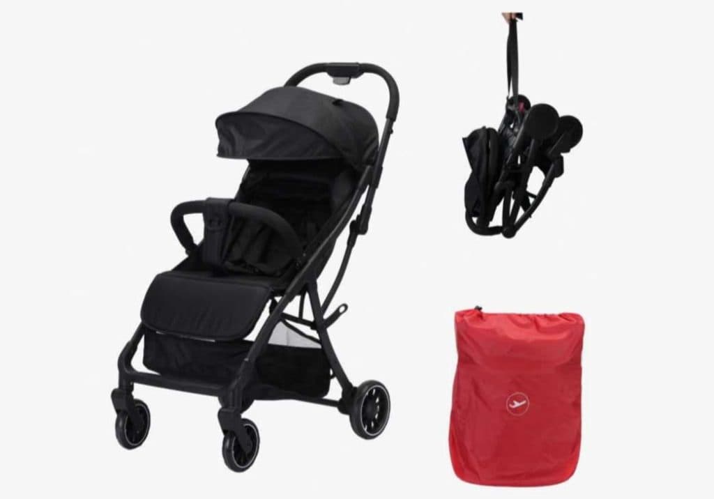 Er wordt een zwarte plooibuggy kinderwagen getoond, met een afbeelding ernaast van de kinderwagen opgevouwen en gedragen aan een handvat, plus een rode opberg- of reistas ernaast.