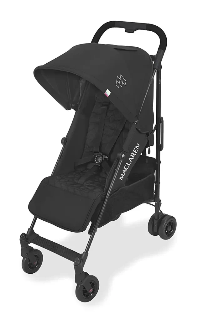 Een zwarte Maclaren kinderwagen met luifel, gevoerde zitting en vier wielen, schuin geplaatst om de zijkant en voorkant te laten zien - een slanke kanshebber voor de beste plooibuggy.