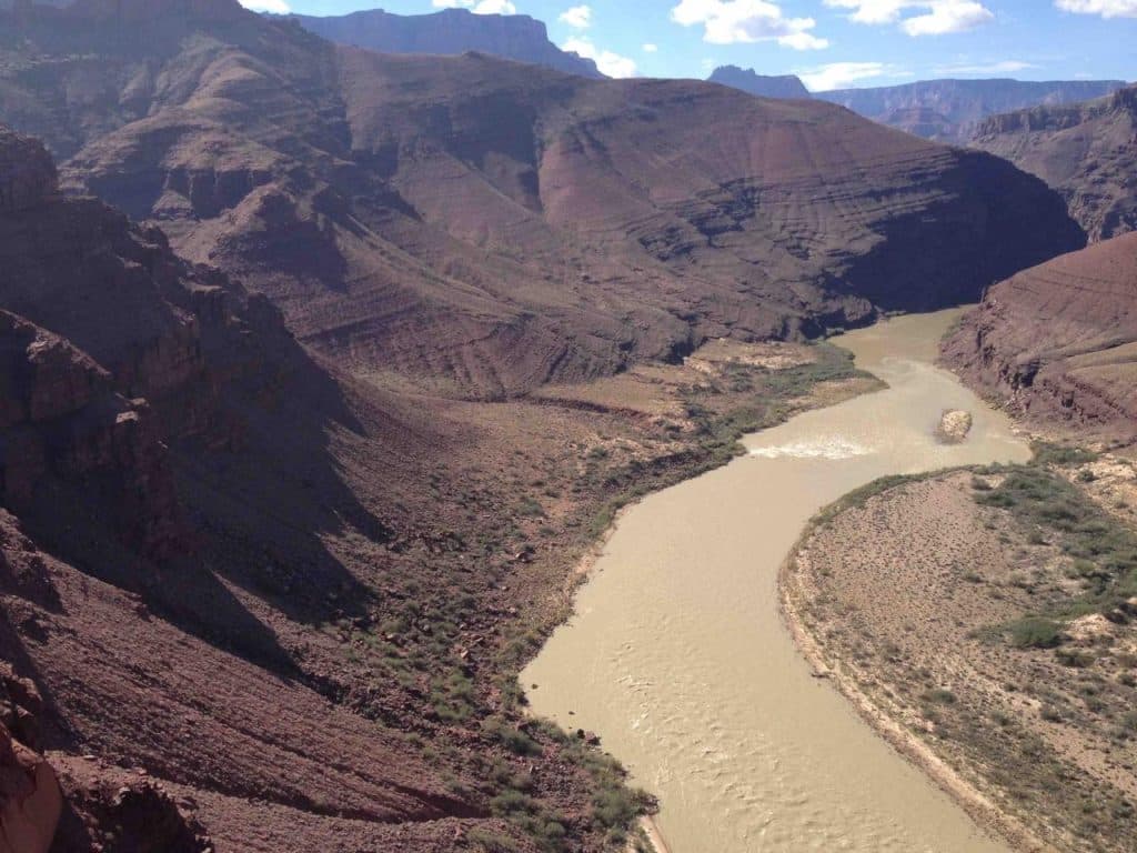 Veel stijgen en dalen om de contour van de canyon te volgen.
Soms loopt het pad zo ongeveer recht boven de rivier.