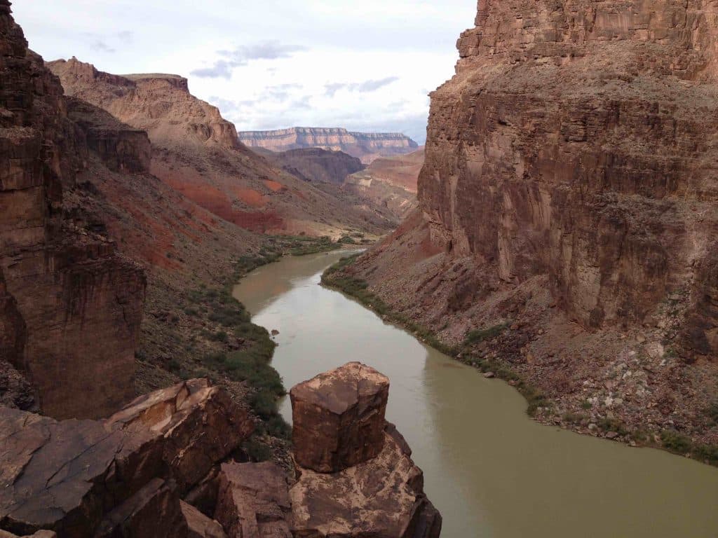 Op plekken is het wel duidelijk waarom geen pad is.
Vanaf deze plek een vrije val tot in de Colorado Rivier.