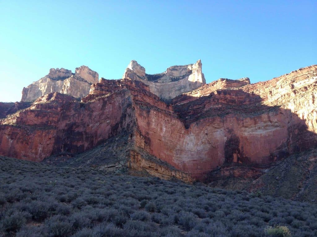 Tussen Salt Creek en Monument Creek loop ik onder langs een indrukwekkend rots massief "The Alligator".