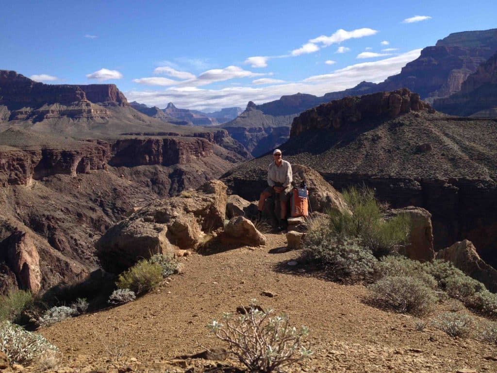 Even tijd voor een terugblik. Het aller achterste randje aan de horizon is waar ik de canyon in ging.