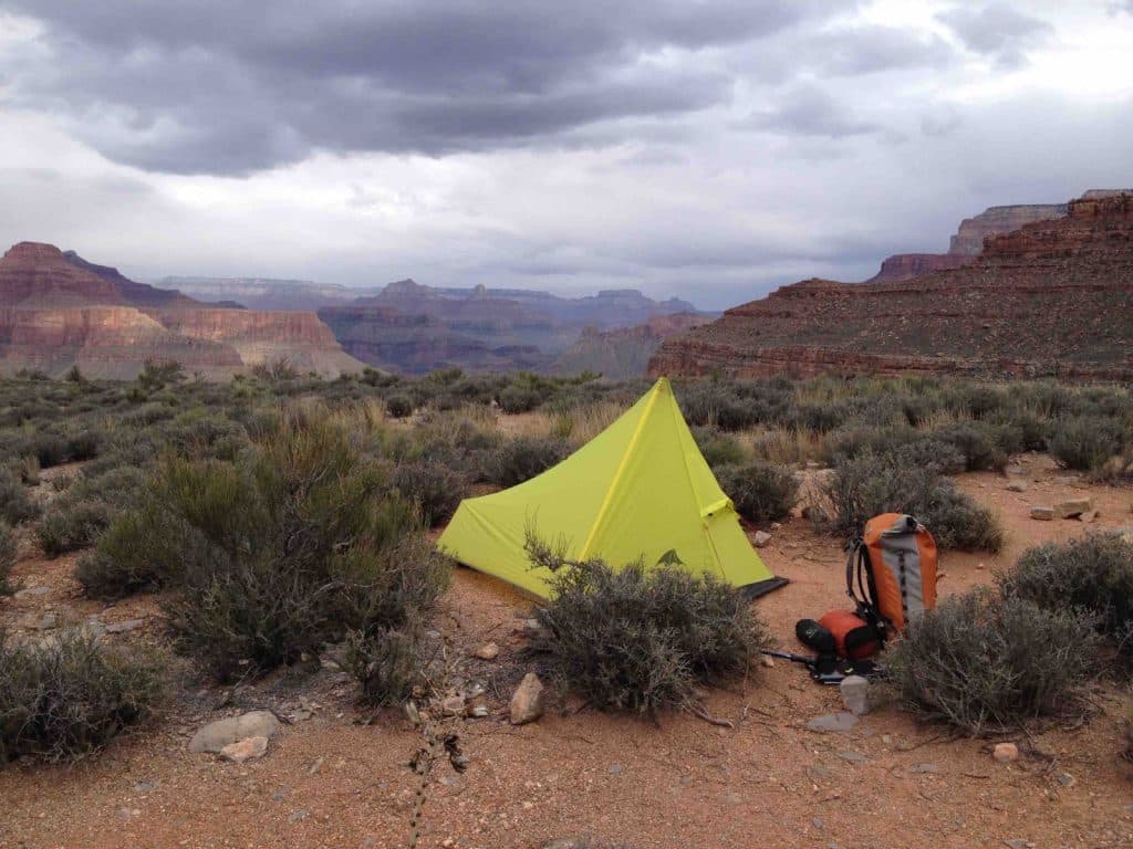 Op het zadel van Whites Butte. Het onweer komt eraan.