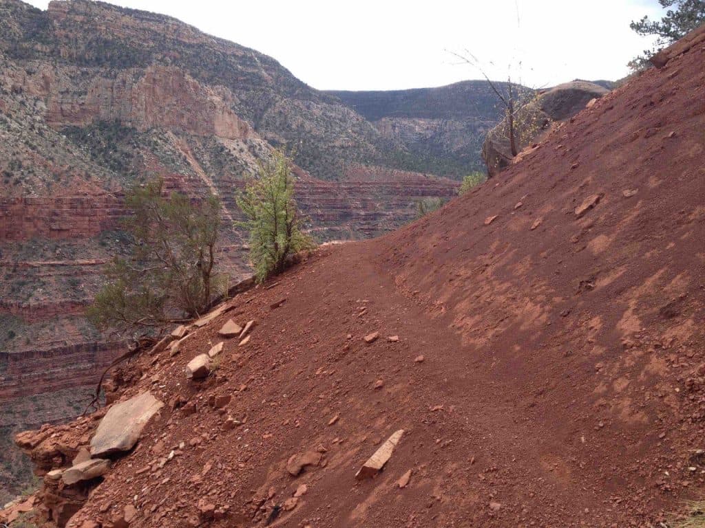 Nog net even een fiks stuk schoenzool breedte pad, met vlak daaronder het randje waar het loodrecht omlaag stort.