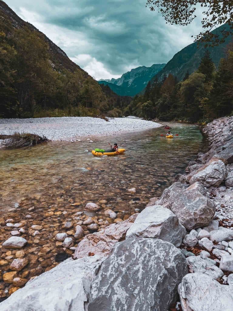 Raften op de Soca rivier in Slovenië