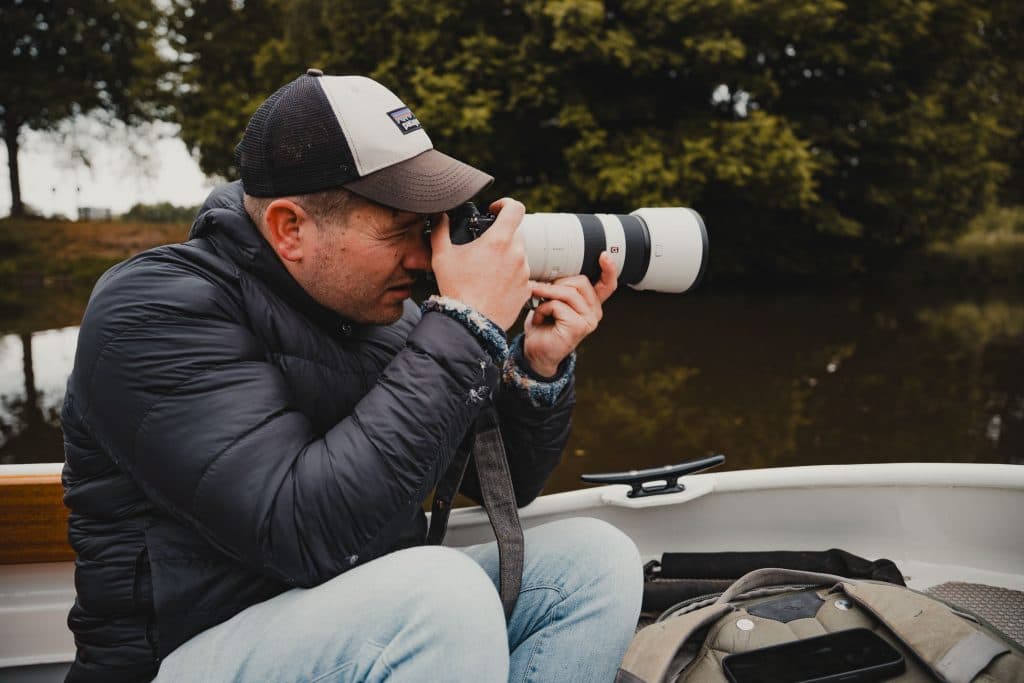 vogels spotten op het water met de moerasdraak