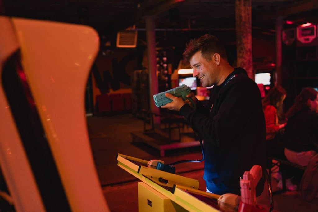 goed eten en arcade games spelen bij barkade in de tramkade