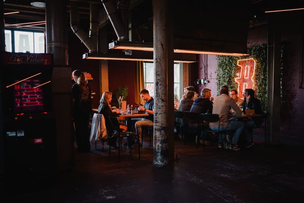 goed eten en arcade games spelen bij barkade in de tramkade