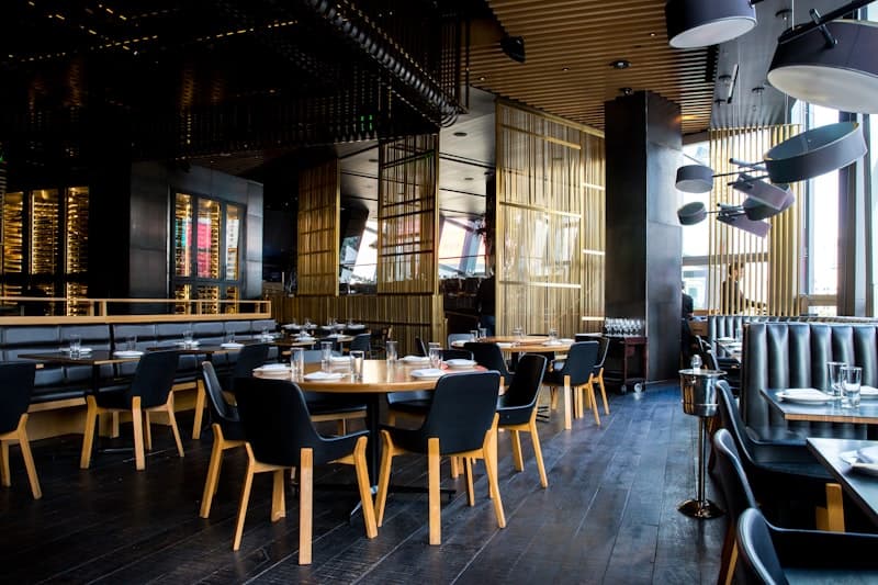 Stijlvol brasserie interieur met hoge plafonds en industrieel design