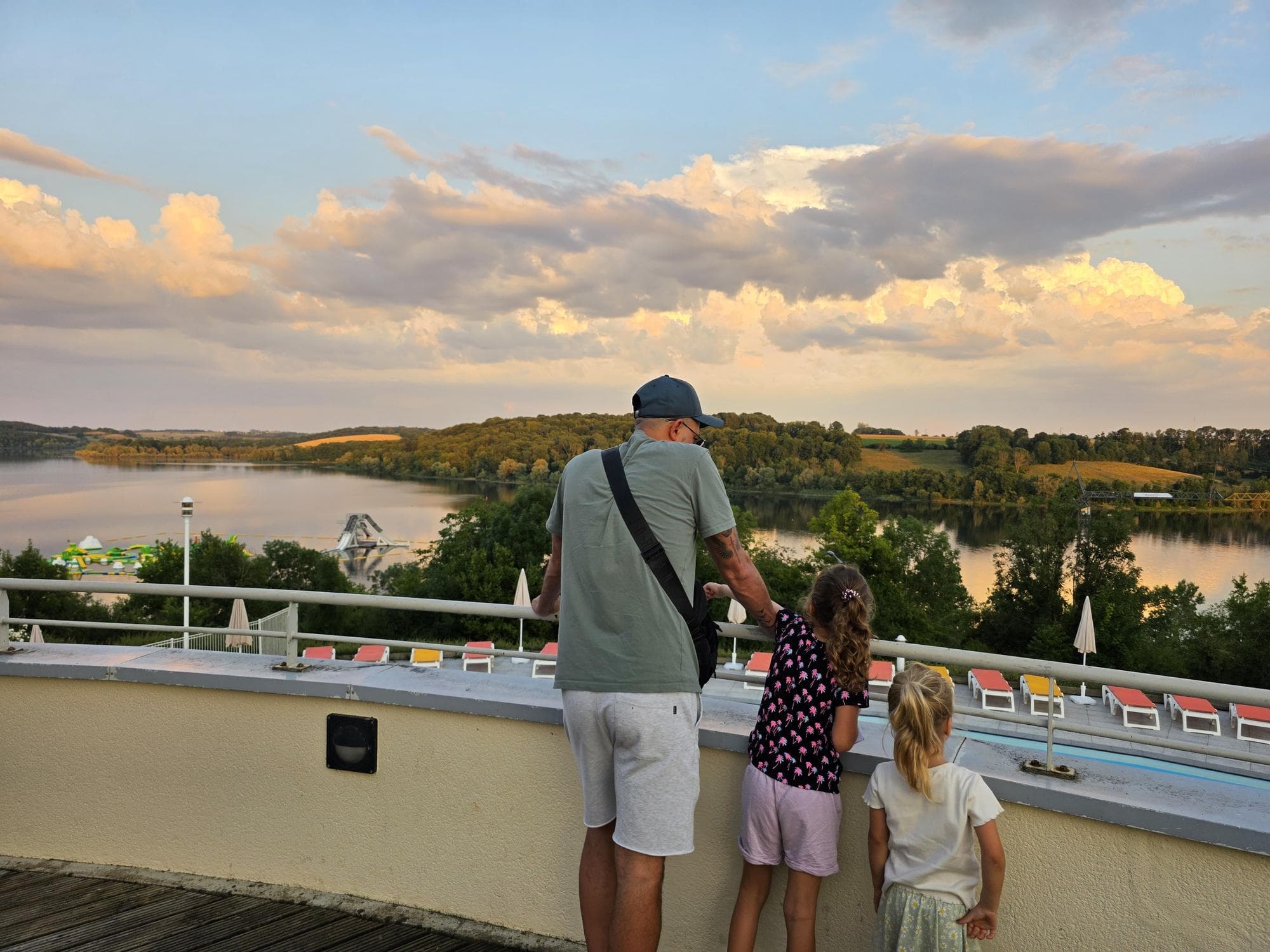 Het gezin geniet van het uitzicht over Lac de la Liez bij zonsondergang