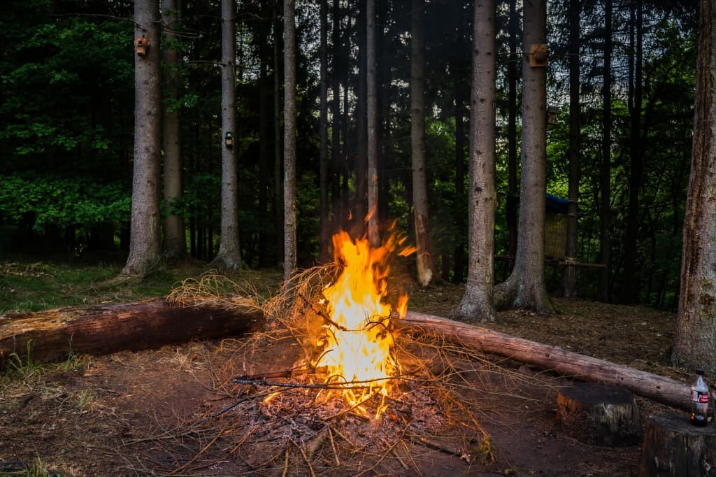 kampvuur bouwen