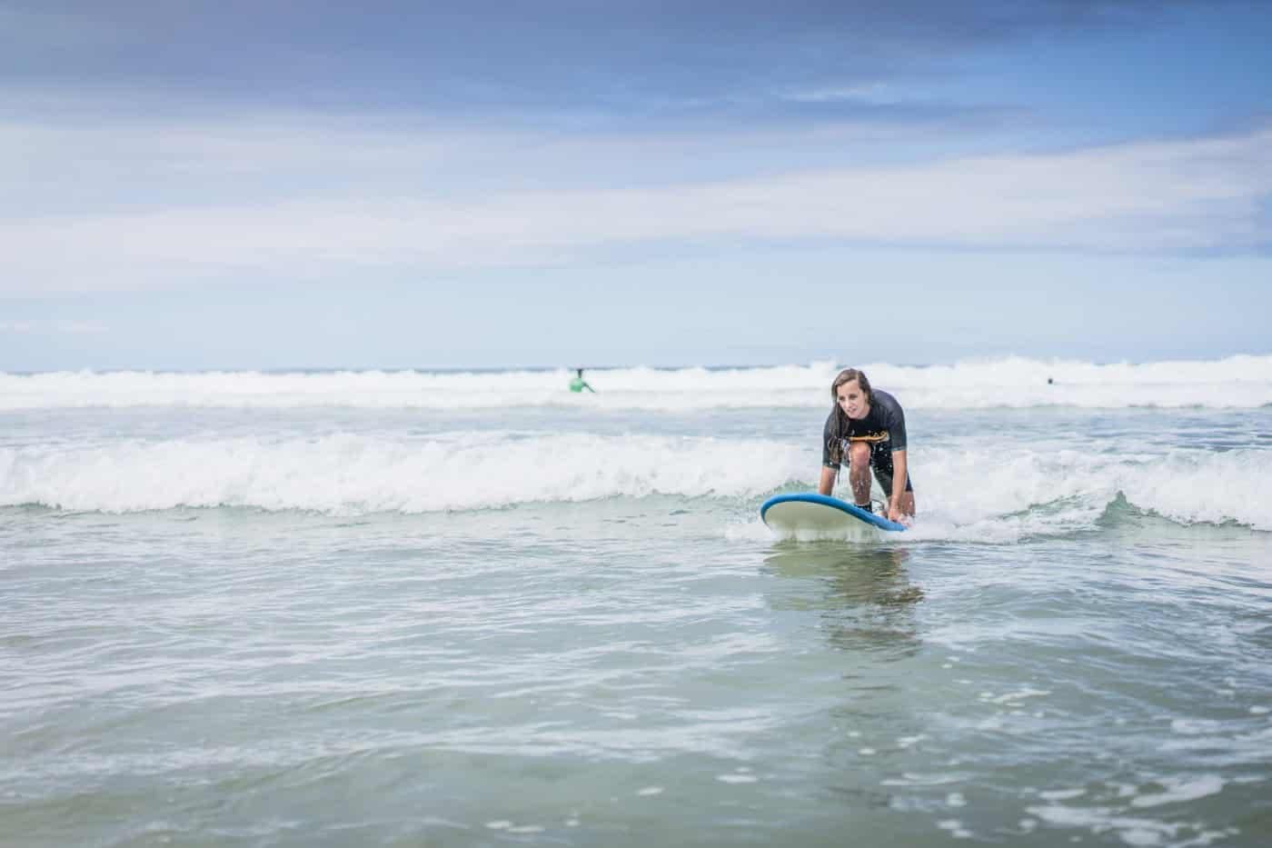 Twee meisjes op een plank – een surfkamp in Moliets, Frankrijk