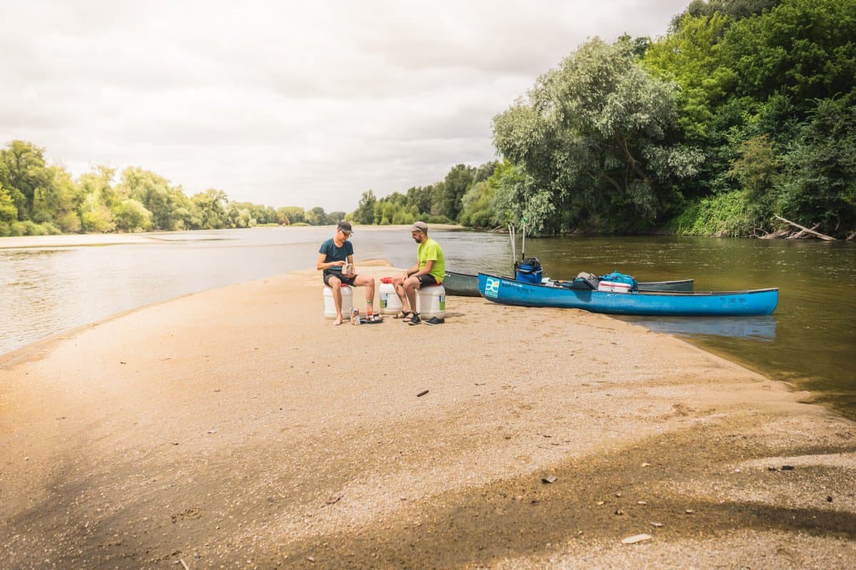 kamperen aan rivier in frankrijk