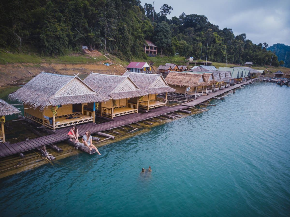 slapen in drijvende huisjes khao sok
