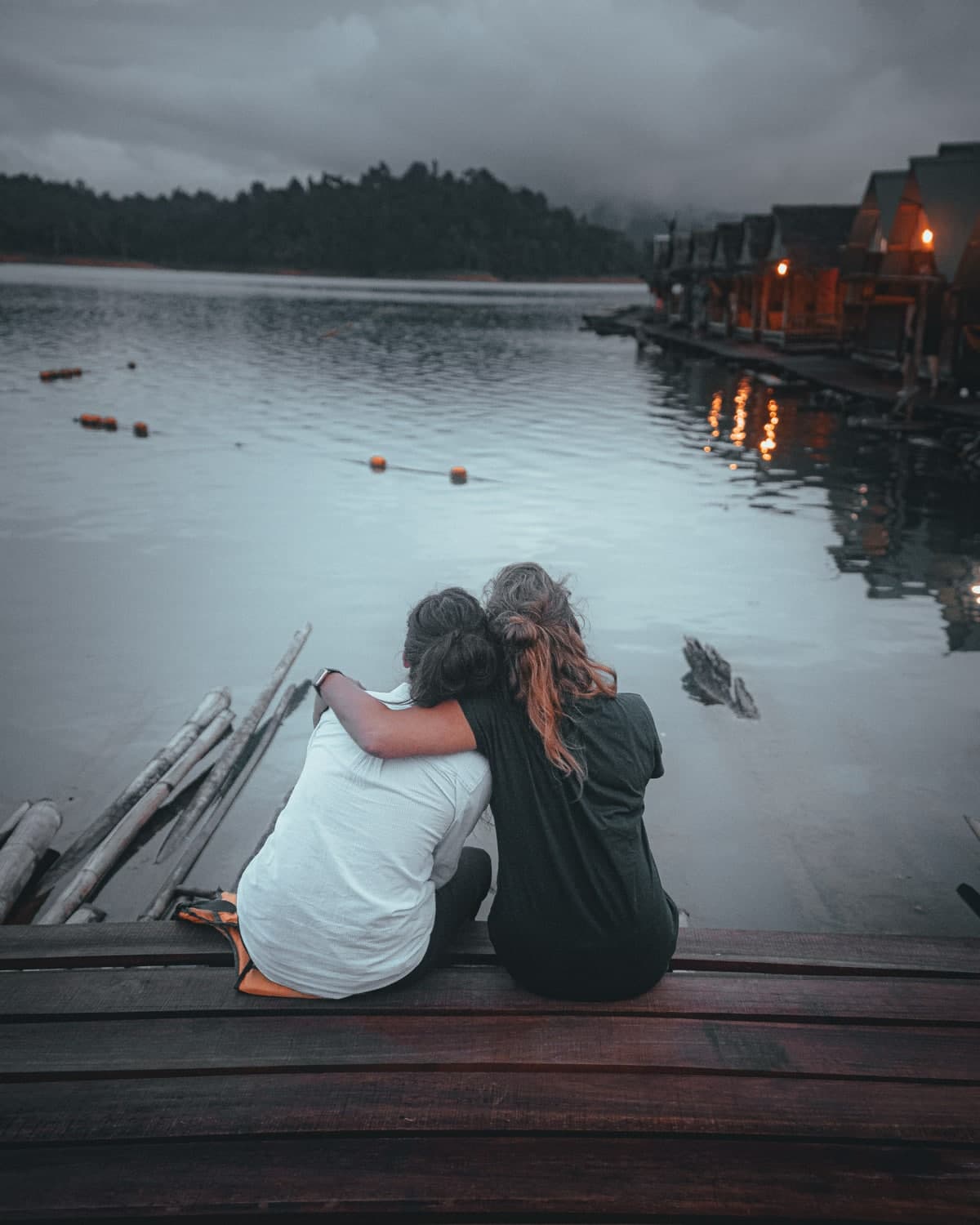 slapen op drijvende hutten thailand