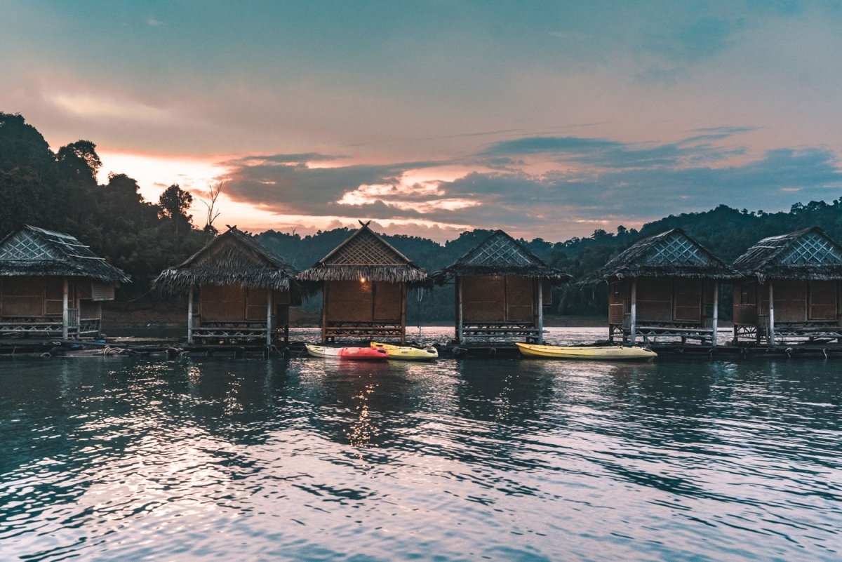 slapen op water thailand floating houses