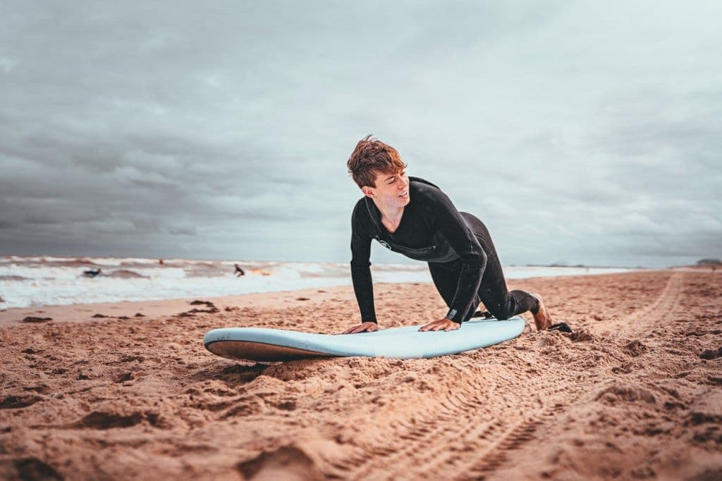 leren surfen aan zee