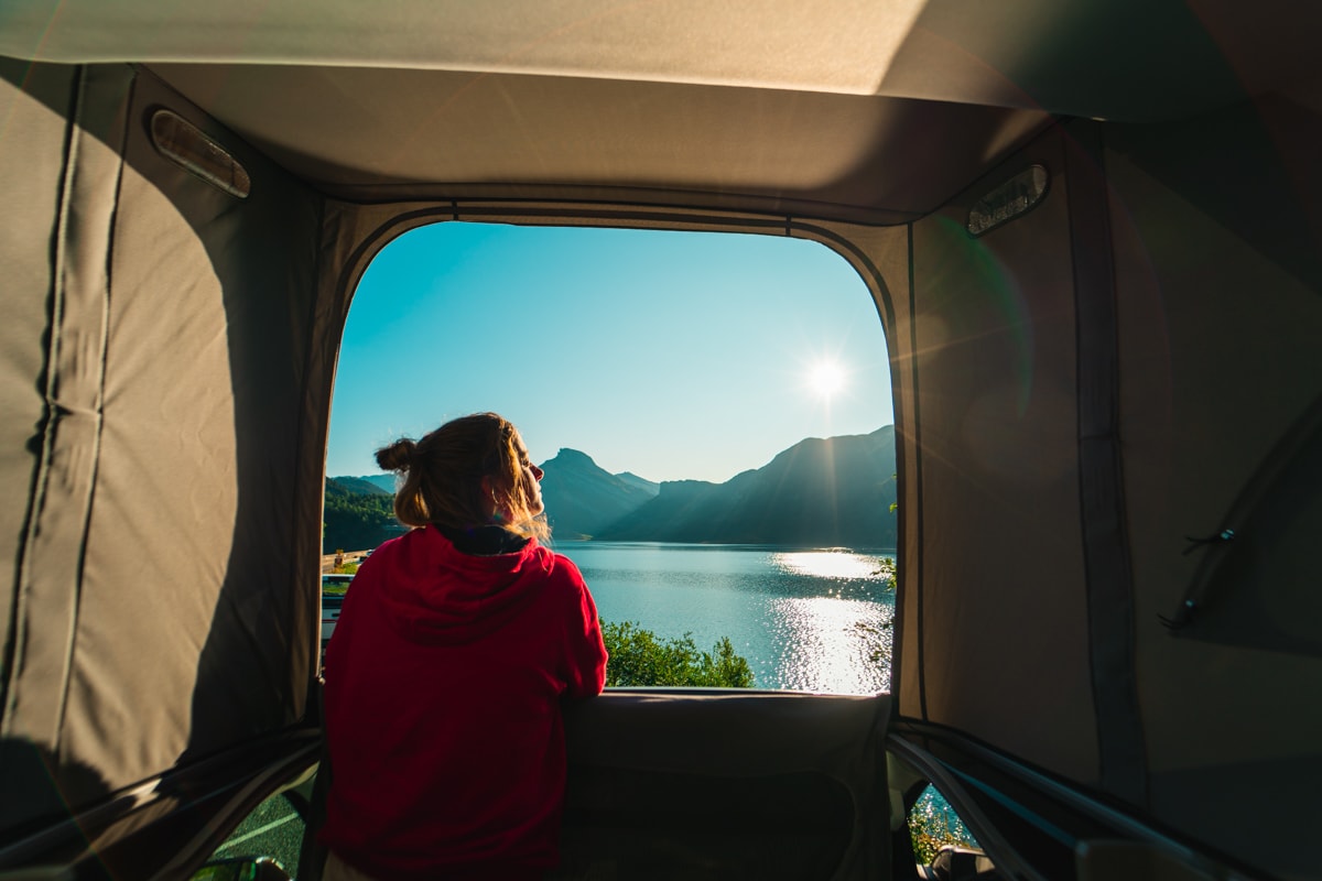 Hoe zorg je dat je lekker slaapt in een vreemd bed op reis?