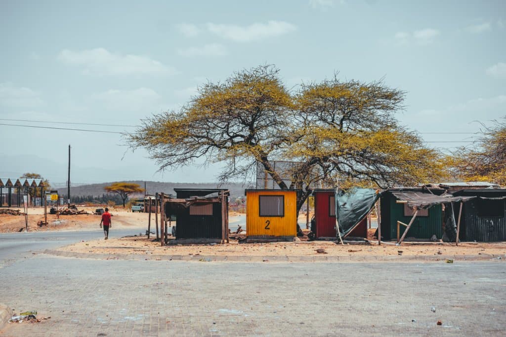 vrijwilligers werk doen in een klein dorp in afrika