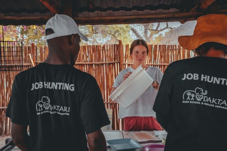 les geven aan jongeren in afrika