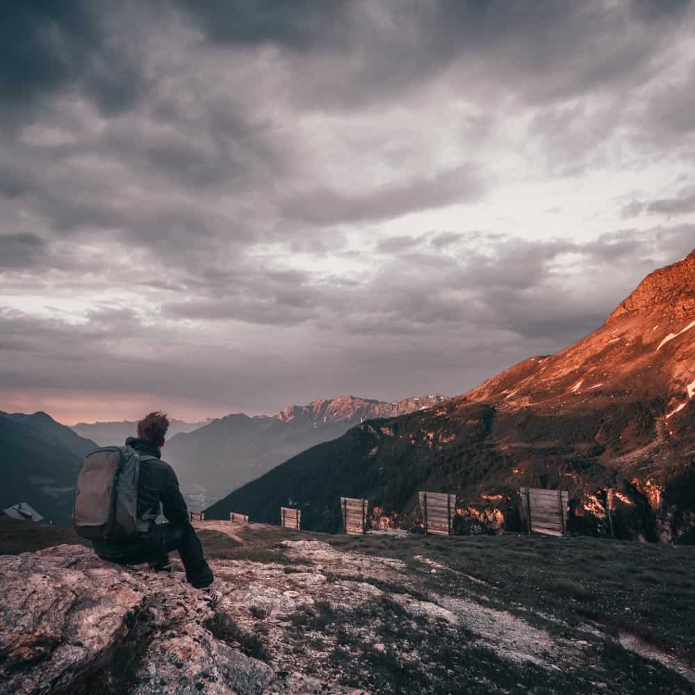 wandelen in de morgen zwitserse alpen