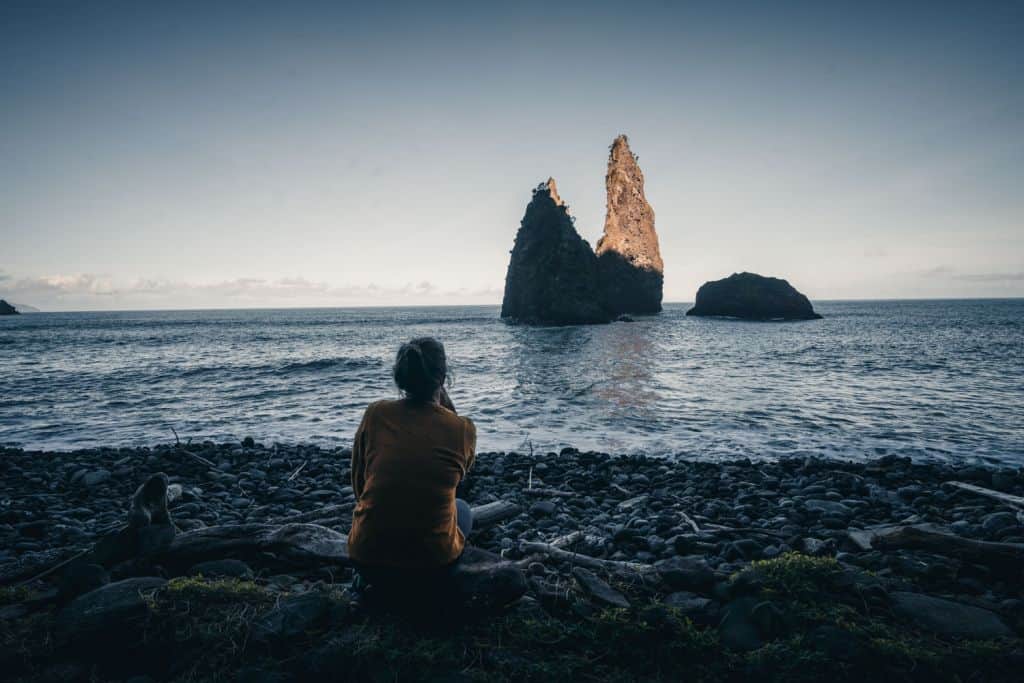 verlaten strand flores azoren