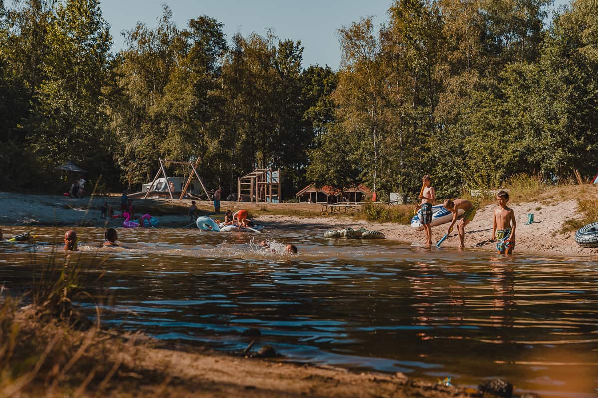 nederlandse familie camping hartje groen