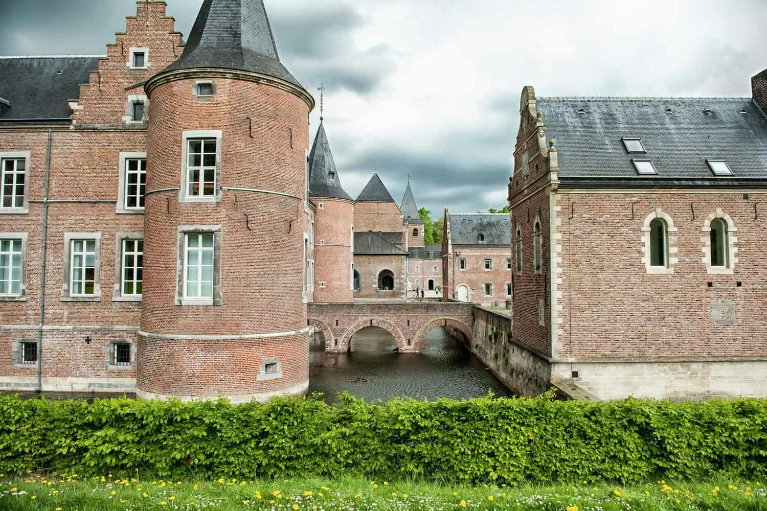 Burchten en kastelen: dartelen door de Middeleeuwen in België