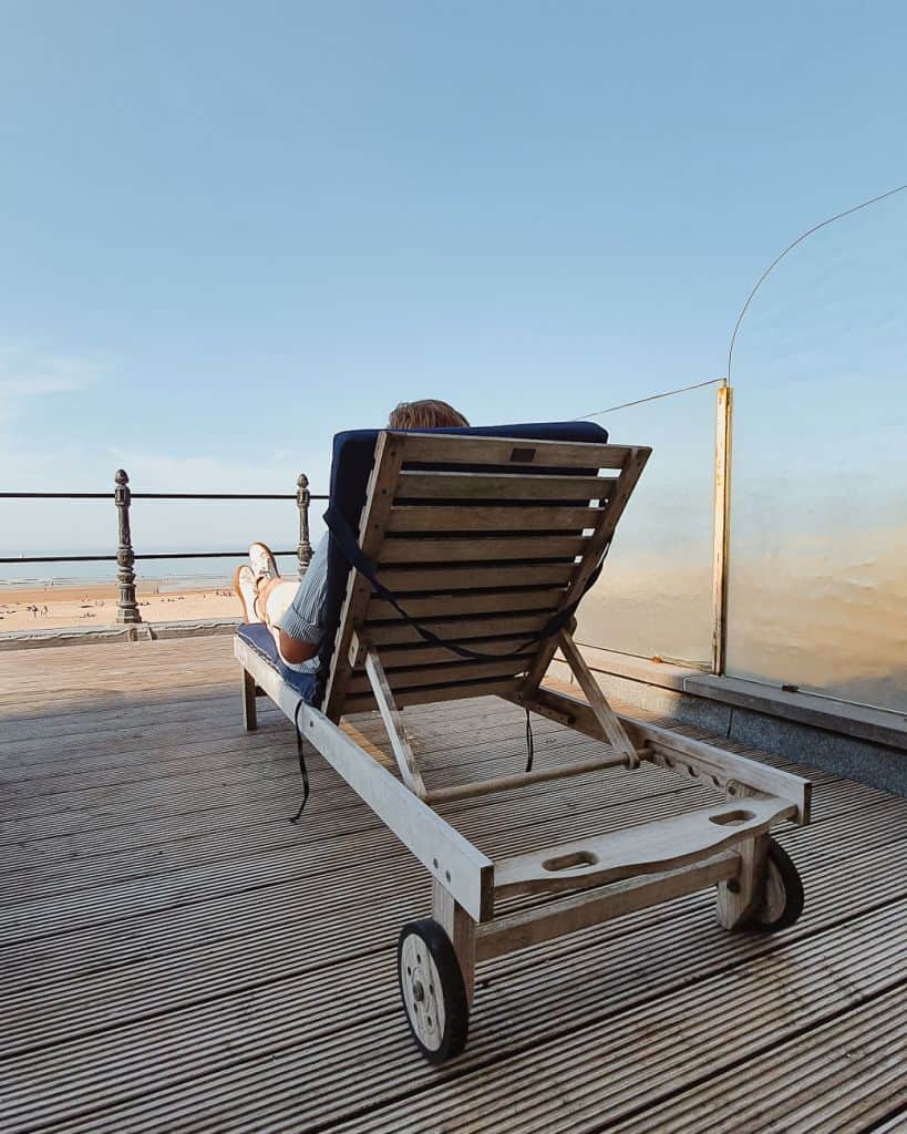 hotelkamer aan zee met terras