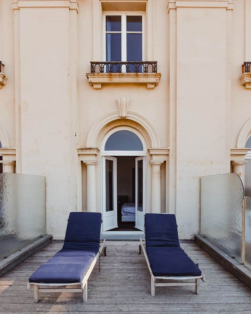 ligstoelen en terras op hotel aan zee