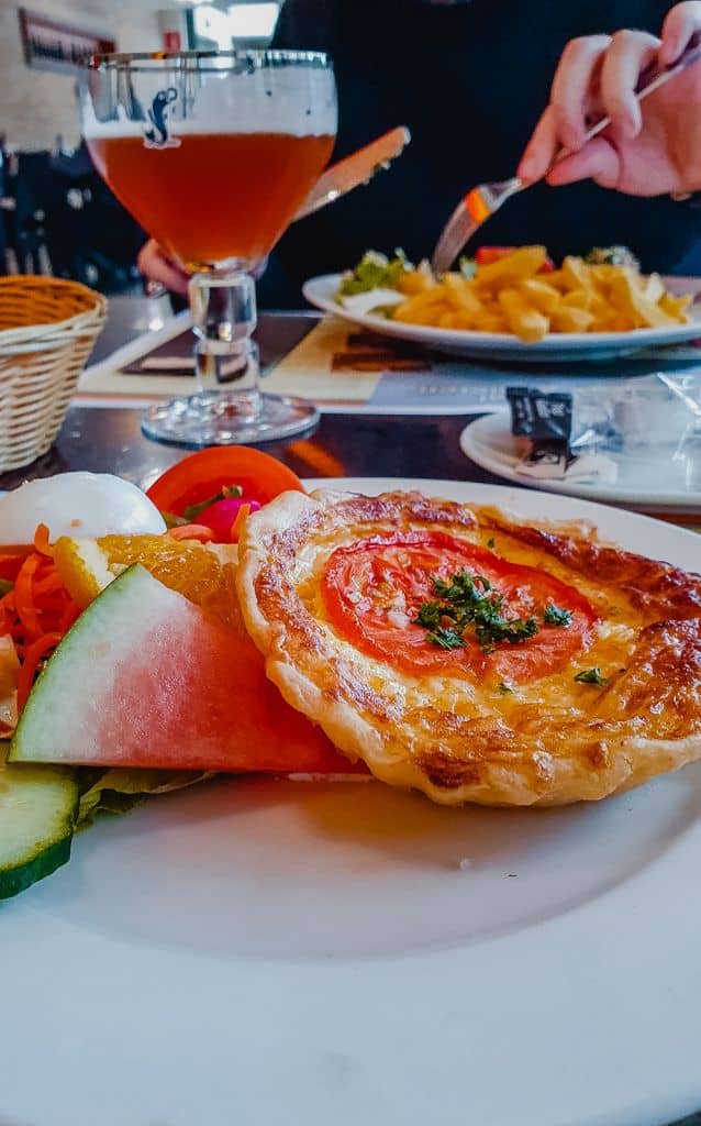 quiche met abdijkaas eten aan l'ange gardien in orval