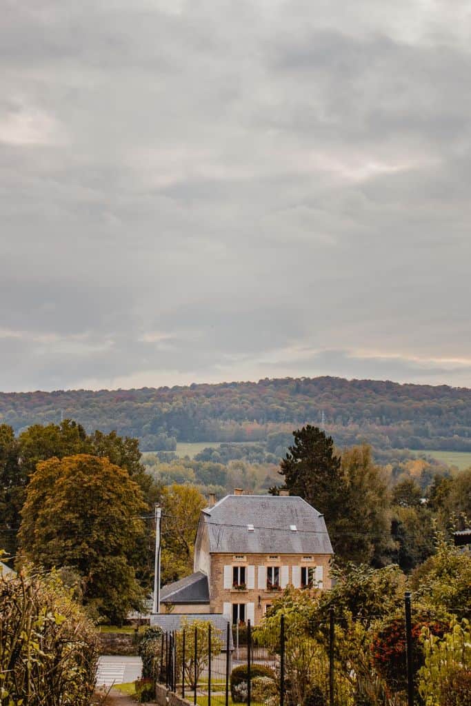 uitzicht met huis Florenville, bossen in de achtergrond