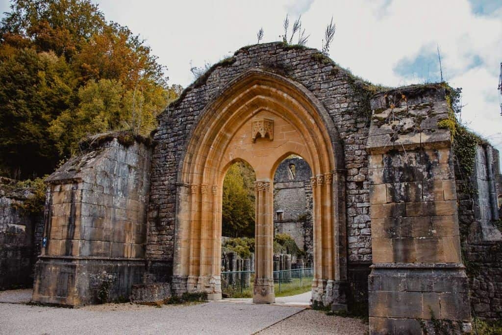 de poort van de ruïnes in de abdij van orval