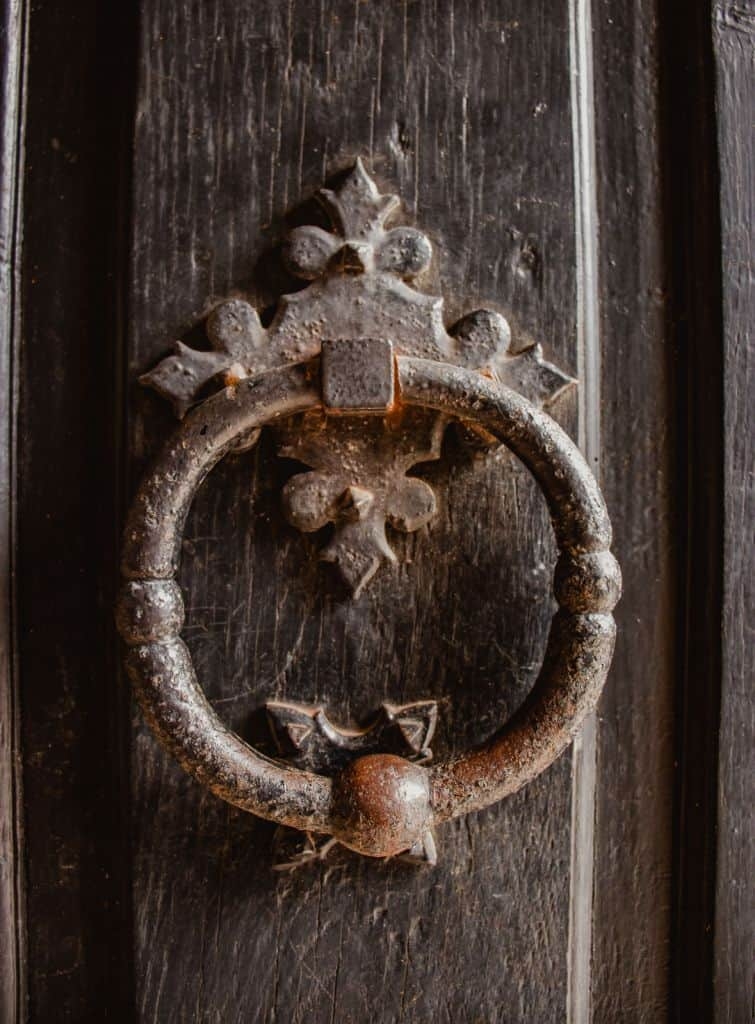 deur met klopper in abdij van orval